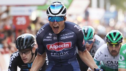 La rage du&nbsp;Belge Jasper Philipsen (Alpecin-Fenix) qui a remporté sa deuxième étape sur cette Vuelta 2021.&nbsp; (JOSE JORDAN / AFP)