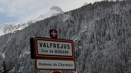 La station de Valfréjus, en Savoie, où s'est déclenchée une avalanche qui a causé la mort de cinq militaires, le&nbsp;18 janvier 2016. (JEAN-PIERRE CLATOT / AFP)