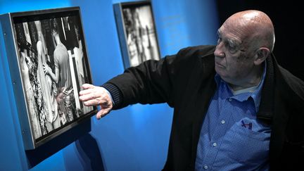 Raymond Depardon devant ses photos d'Algérie exposées à l'Institut du monde arabe (3 février 2022) (STEPHANE DE SAKUTIN / AFP)