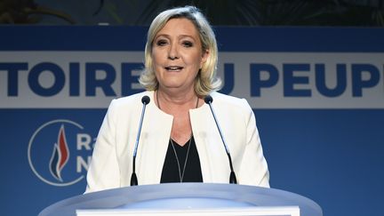 Pour Marine Le Pen, Emmanuel Macron "n'a d'autre choix que de dissoudre l'Assemblée nationale"