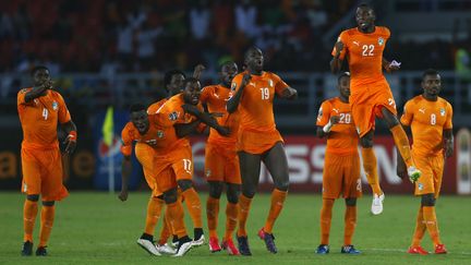 Les joueurs de la C&ocirc;te d'Ivoire f&ecirc;tent leur victoire en Coupe d'Afrique des nations, le 8 f&eacute;vrier 2015, &agrave; Bata (Guin&eacute;e &eacute;quatoriale). (AMR DALSH / REUTERS)