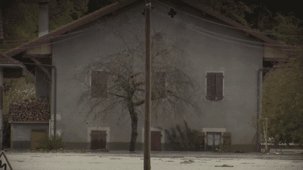 Une nouvelle crue est annoncée, vendredi 1er décembre, dans un village de Haute-Savoie. Les habitants craignent de nouvelles inondations, seulement deux semaines après des intempéries qui avaient fait des dégâts. (franceinfo)