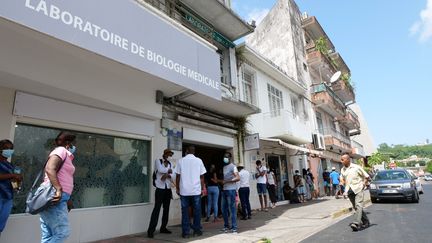 Un laboratoire d'analyses à Fort-de-France (Martinique), le 2 août 2021. (THOMAS THURAR / AFP)