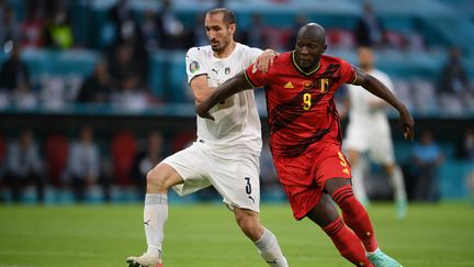 Romelu Lukaku (en rouge) et Giorgio Chiellini (en blanc), le 2 juillet 2021. (MATTHIAS HANGST / AFP)