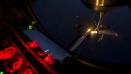 &nbsp; (Un F15E américain en pleine opération. La France est engagée aux côtés des Etats-Unies dans des frappes aériennes sur l'Irak © REUTERS/U.S. Air Force)