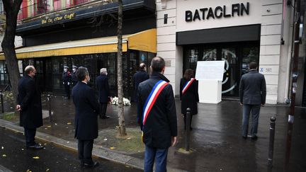 Philippe Duperron&nbsp;président de l'association "13onze15, Fraternité et vérité", le Premier ministre Jean Castex, la maire de Paris Anne Hidalgo, le ministre de la Justice Eric Dupond-Moretti, le ministre de l'Intérieur Gérald Darmanin et le maire de Le 11e arrondissement de Paris François Vauglin&nbsp;rendent hommage, le 13 novembre 2020, aux victimes des attentats du 13 Novembre. (CHRISTOPHE ARCHAMBAULT / AFP)