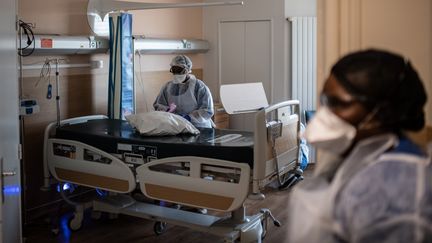 Des infirmières nettoient une chambre à l'hôpital Saint-Louis à Paris, le 28 mai 2020, dans le cadre du plan de crise sanitaire du Covid-19. (MARTIN BUREAU / AFP)