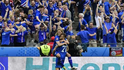 Le milieu islandais&nbsp;Arnor Ingvi Traustason célèbre son but avec&nbsp;Birkir Bjarnason face à l'Autriche le 22 juin 2016, au Stade de France (Seine-Saint-Denis). (TOBIAS SCHWARZ / AFP)