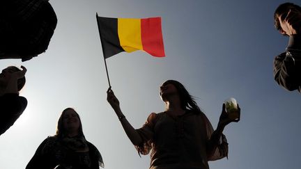 Une femme brandit un drapeau belge lors d'une manifestation &agrave; Bruxelles (Belgique), le 29 mars 2011. (CHINE NOUVELLE/SIPA / SIPA USA)