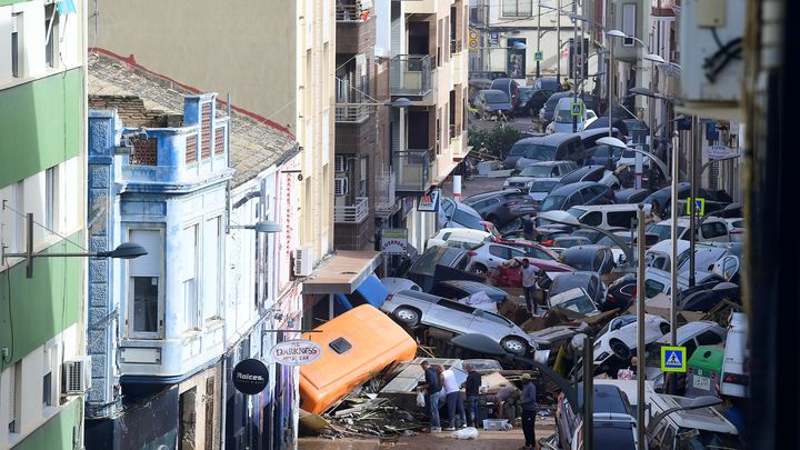 Des véhicules entassés à Sendavi, près de Valence (Espagne), le 30 octobre 2024. (JOSE JORDAN / AFP)