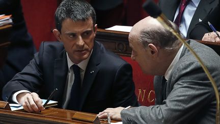 Manuel Valls, le Premier ministre, aux côtés du ministre des Relations avec le Parlement, Jean-Marie Le Guen, le 17 février 2016, à l'Assemblée nationale. (THOMAS SAMSON / AFP)