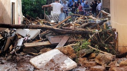 Les Arcs sur Argens (Var) : des habitants déblaient les rues. (AFP)