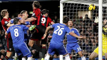 Shane Long, suivi de Sessegnon, a précipité la chute de Chelsea à Stamford Bridge.  (IAN KINGTON / AFP)