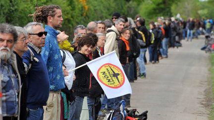 Des opposants &agrave; Notre-Dame-des-Landes (Loire-Atlantique) forment une cha&icirc;ne humaine, le 11 mai 2013, autour du site. (FRANK PERRY / AFP)