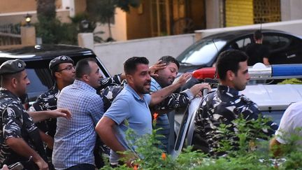 Un Libanais arrêté par des policiers après avoir commis un hold-up dans sa banque pour récupérer ses économies à&nbsp; Beyrouth (Liban), le 16 septembre 2022.  (FADEL ITANI / AFP)