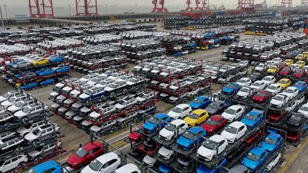 Des voitures électriques destinées à l'exportation au port de Taicang à Suzhou, dans la province chinoise du Jiangsu, le 16 avril 2024. (STR / AFP)