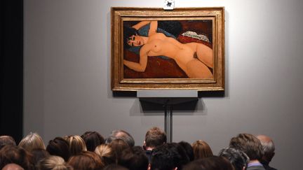 La vente du "Nu couché" de Modigliani chez Christie's le 9 novembre 2015. 
 (TIMOTHY A. CLARY / AFP)