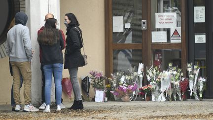 Devant le collège de Conflans-Sainte-Honorine, le 17 octobre 2020.&nbsp; (BERTRAND GUAY / AFP)