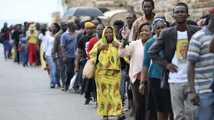 La foule patiente devant le palais pr&eacute;sidentiel, &agrave; Pretoria (Afrique du Sud), vendredi 13 d&eacute;cembre 2013. (STEPHANE DE SAKUTIN / AFP)