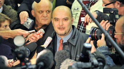 Mustapha Kocakurt, le père d'Enis, répond aux questions des journalistes, le 30 octobre 2009. (AFP - Philippe Huguen)