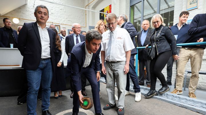 Gérald Darmanin, former Minister of the Interior, and Gabriel Attal, president of the EPR group at the National Assembly, in Tourcoing (North), September 29, 2024. (FRANCK CRUSIAUX / AFP)