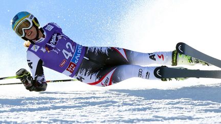 L'Autrichienne Carmen Thalmann chute lors de sa premi&egrave;re descente au championnat du monde de slalom g&eacute;ant &agrave; S&ouml;lden (Su&egrave;de), le 26 octobre 2013. (ALESSANDRO TROVATI / AP / SIPA)