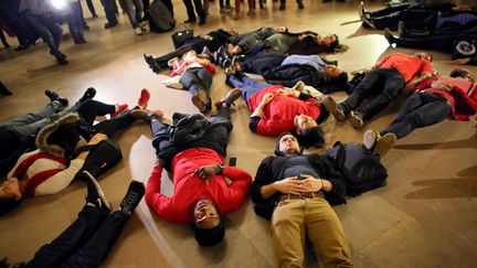 Toujours dans la gare centrale de New York, Grand Station, des voyageurs se sont couch&eacute;s par terre contre la d&eacute;cision&nbsp;du grand jury de ne pas inculper Daniel Pantaleo. (YANA PASKOVA / GETTY IMAGES NORTH AMERICA / AFP)