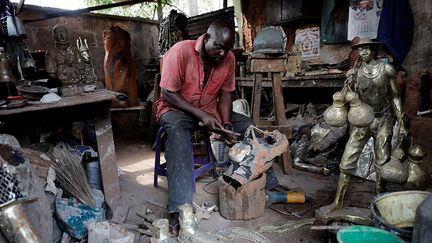 a plus de 30 ans d’expérience. Dernier d'une longue lignée de sculpteurs, il demande lui aussi que les bronzes soient restitués. «Nous serons heureux quand ces œuvres volées seront ramenées. (…) Ce sont les créations de nos ancêtres. Elles sont uniques.»
 (Akintunde Akinleye / Reuters)