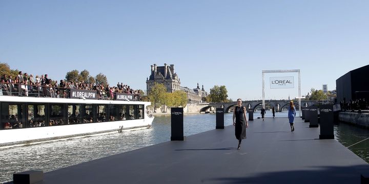 Show L'Oréal 2018 : le bateau vient se positionner le long du podium flottant
 (Michel Euler/AP/SIPA)