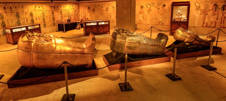 Les sarcophages du pharaon Toutânkhamon reproduits à l'identique pour "Toutânkhamon, l’expérience immersive", à Paris, février 2024. (STEPHAN GLADIEU)