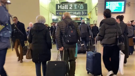 Deux bagages par personne : ce sera désormais la nouvelle règle pour voyager dans les TGV. La direction dit vouloir éviter les abus et le manque de place dans les wagons. À partir du 15 septembre prochain, des sanctions sont prévues. (France 2)