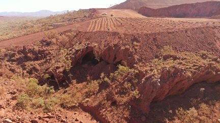 Cette photo réalisée le 15 mai 2020 par le peuple du PKKP montre&nbsp;la Juukan Gorge, en Australie occidentale, un des plus anciens sites connus occupés par les Aborigènes. (HANDOUT / PKKP ABORIGINAL CORPORATION / AFP)