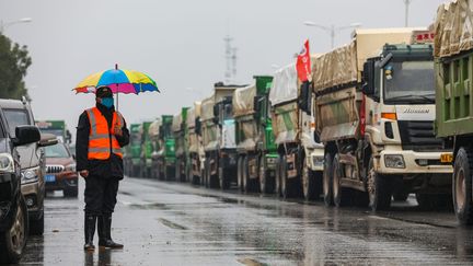 Des camions transportent les matériaux qui vont servir à construire un hôpital de campagne, à Wuhan, en Chine, vendredi 24 janvier 2020.&nbsp; (YUAN ZHENG / MAXPPP)