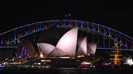 Le pont du port de Sydney coloré des nuances de l'arc-en-ciel à Sydney (Australie), le 13 juin 2016. (SAM MOOY / AAP / MAXPPP)