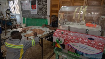 Au final, ce matériel "coûte largement moins cher que les couveuses néonatales importées, pour une durée de vie multipliée par trois", explique l'entreprise à l’AFP. (DANIEL BELOUMOU OLOMO / AFP)