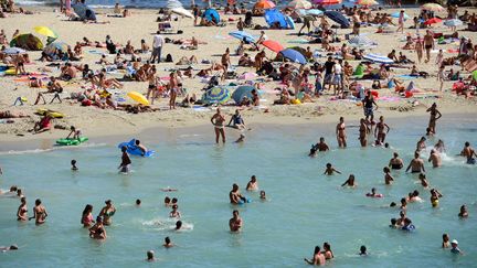 Les vacanciers s'entassent sur la plage du Proph&egrave;te, &agrave; Marseille (Bouches-du-Rh&ocirc;ne), le 16 ao&ucirc;t 2012. (GERARD JULIEN / AFP)