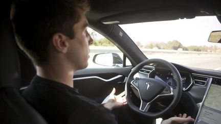 Le système de pilotage automatique de la Tesla "Model S" est présenté à Palo Alto (Etats-Unis), le 14 octobre 2015. (BECK DIEFENBACH / REUTERS)