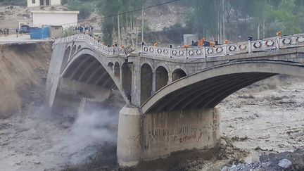 Le pont effondré de&nbsp;Hassanabad (Pakistan), le 7 mai 2022. (AFP)