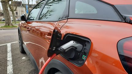 Voiture électrique en charge, à Auxerre (Yonne) le 24 janvier 2022 (RENAUD CANDELIER / FRANCE BLEU AUXERRE / RADIO FRANCE)