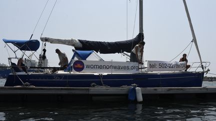 Le bateau de l'avortement de l'ONG Women on Waves&nbsp;arrive dans le port de San Jose, au Guatemala, le 23 février 2017. (JOHAN ORDONEZ / AFP)