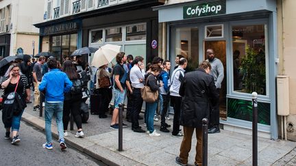 Des personnes font la queue devant un coffee shop,&nbsp;à Paris, le 11 juin 2018. (ALEXIS SCIARD  / MAXPPP)