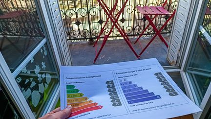 Une illustration du DPE, le diagnostic de performance énergétique qui renseigne sur la performance énergétique et climatique d'une habitation ou d'un bâtiment, le 22 novembre 2023, à Paris. (RICCARDO MILANI / HANS LUCAS / AFP)