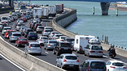 Embouteillages sur l'A7, pr&egrave;s de Valence, le 4 juillet 2015. (  MAXPPP)