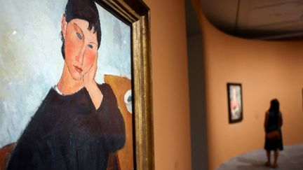 La peinture à l'huile "Elvira se reposant à une table" d'Amadeo Modigliani exposée au musée de l'Orangerie à Paris, le 15 septembre 2023, (THOMAS SAMSON / AFP)