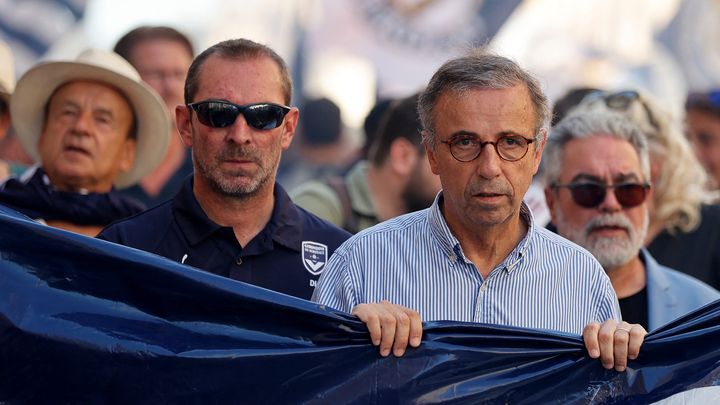 Le maire de Bordeaux Pierre Hurmic (au premier rang, à droite) défile avec les supporters des Girondins après l'annonce de la relégation du club en National, le 9 juillet 2024. (ROMAIN PERROCHEAU / AFP)