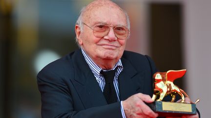 Le r&eacute;alisateur et sc&eacute;nariste Francesco Rosi et son Lion d'Or re&ccedil;u pour l'ensemble de sa carri&egrave;re, au festival du film de Venise (Italie), le 31 ao&ucirc;t 2012. (GABRIEL BOUYS / AFP)