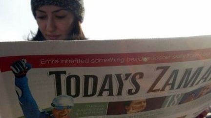 Une jeune femme lit "Todays' Zaman", à Istanbul, le 16/01/2007 (AFP/SEZAYI ERKEN)