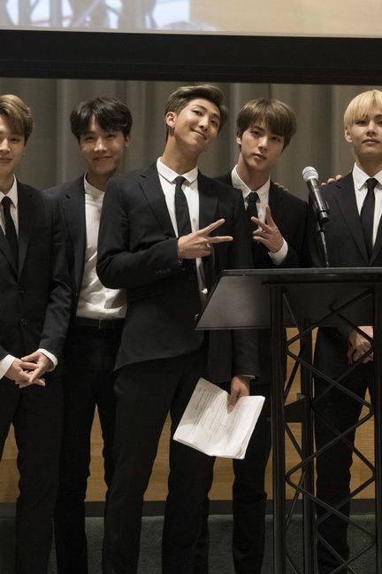 Les membres de BTS posent en compagnie de Jim Yong-kim (à droite), le président de la Banque mondiale, à l'occasion de leur prise de parole à l'ONU, à New York (Etats-Unis), le 24 septembre 2018. (MARK GARTEN / AFP)