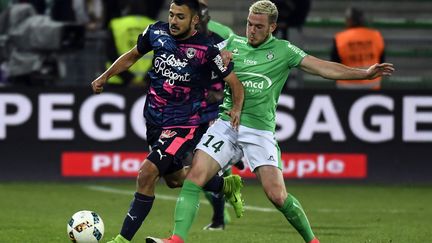 Gaétan Laborde au duel avec Jordan Veretout lors de Saint-Etienne-Bordeaux (PHILIPPE DESMAZES / AFP)