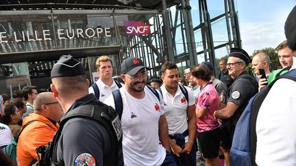 Les joueurs du XV de France Thibaud Flament, Jean-Baptiste Gros et Arthur Vincent à leur arrivée à la gare de Lille-Europe, le 12 septembre 2023. (MAXPPP)